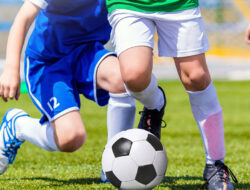 Teknik Melakukan Interception Yang Tepat Untuk Memutus Aliran Bola Dari Gelandang Lawan