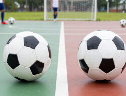 Tips Memilih Bola Futsal vs Bola Lapangan Besar: Jangan Sampai Salah